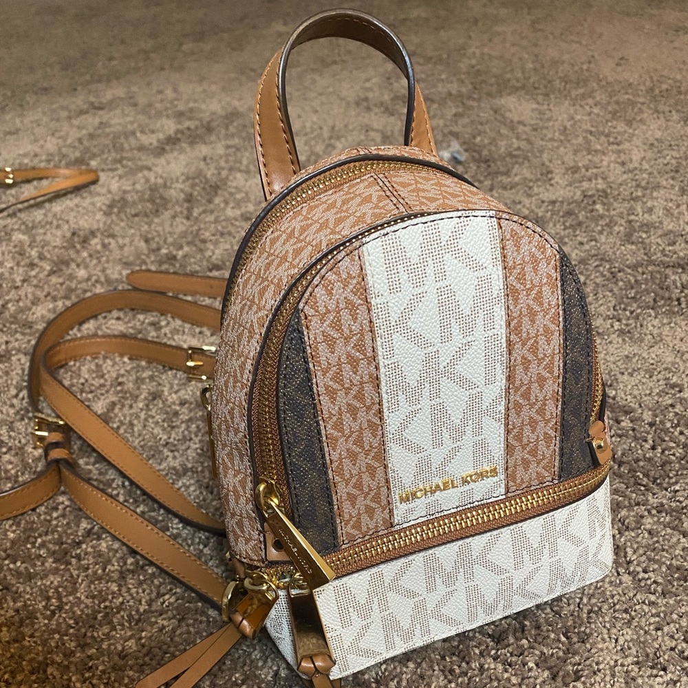 Michael Kors mini back pack 😍